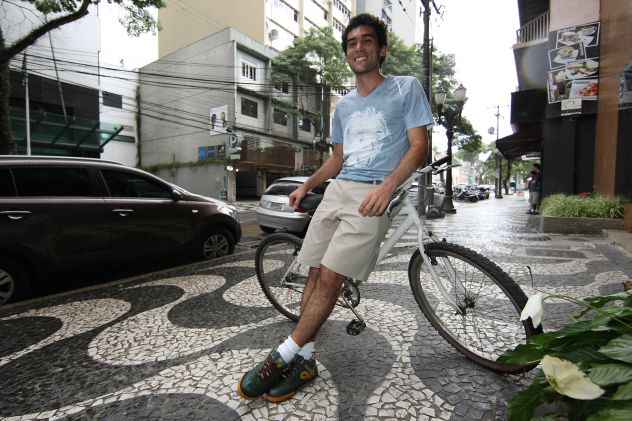 Felipe França Silva, 23 anos, prefere ir de bicicleta e economizar o dinheiro que gastaria com prestação e manutenção de um carro | Ivonaldo Alexandre/Gazeta do Povo