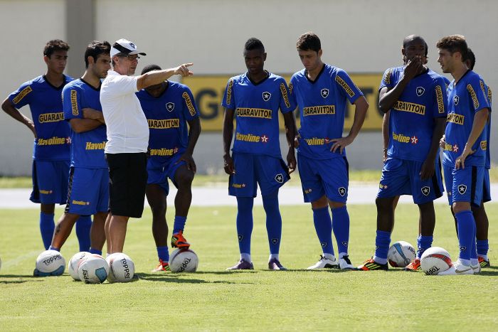 O técnico Oswaldo de Oliveira orienta os jogadores botafoguenses durante treino na véspera do duelo com o Olaria | Fabio Castro/AGIF