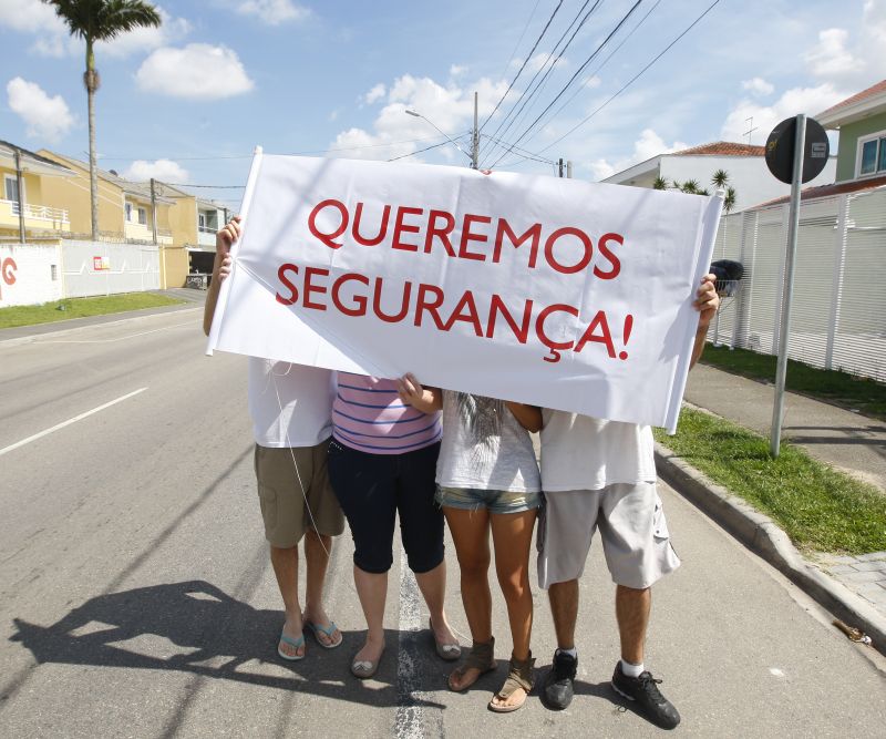 Vítimas que foram mantidas reféns em suas próprias casas, no Hauer, não querem aparecer, com medo de represálias. Violência tem aumentado na região, segundo moradores | Daniel Castellano/Gazeta do Povo