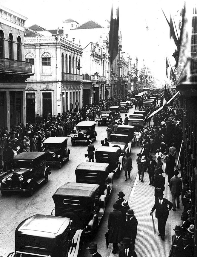 Pedestres dividiam espaço com carros na movimentada XV de Novembro |