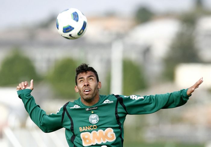 Zagueiro Demerson entra no Lugar de Emerson diante do Rio Branco | Hugo Harada / Gazeta do Povo