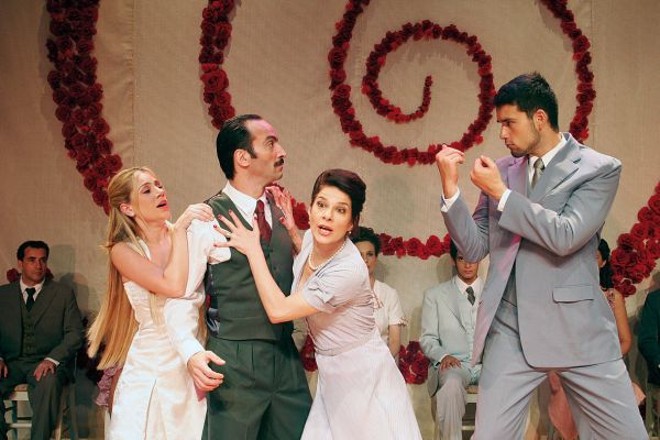 Escravas do Amor tem Sérgio Marone e Juliana Baroni no elenco (nos extremos) |