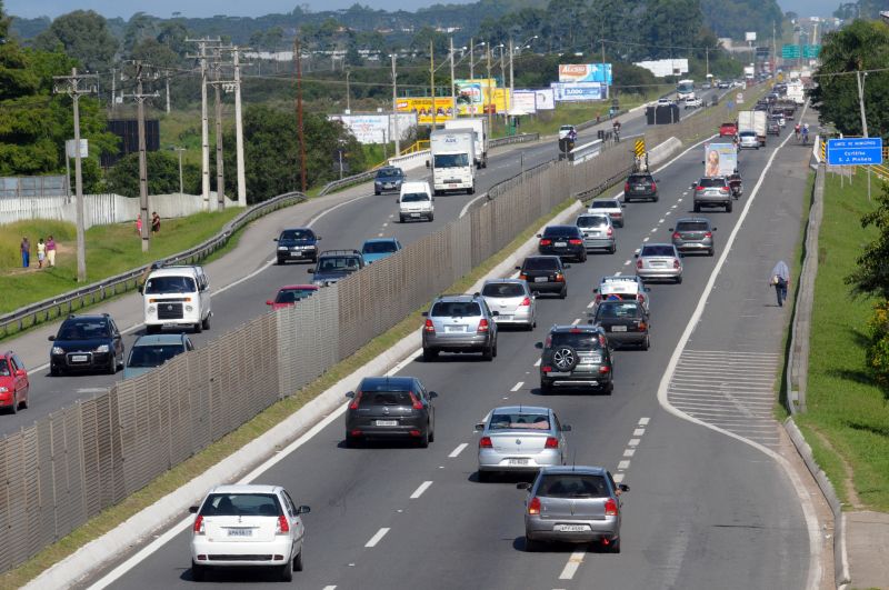 A BR-277, sentido Litoral do Paraná, ficou movimentada ontem durante a tarde e noite: desceram , por hora, 2,5 mil carros | Fotos:Daniel Caron/Gazeta do Povo