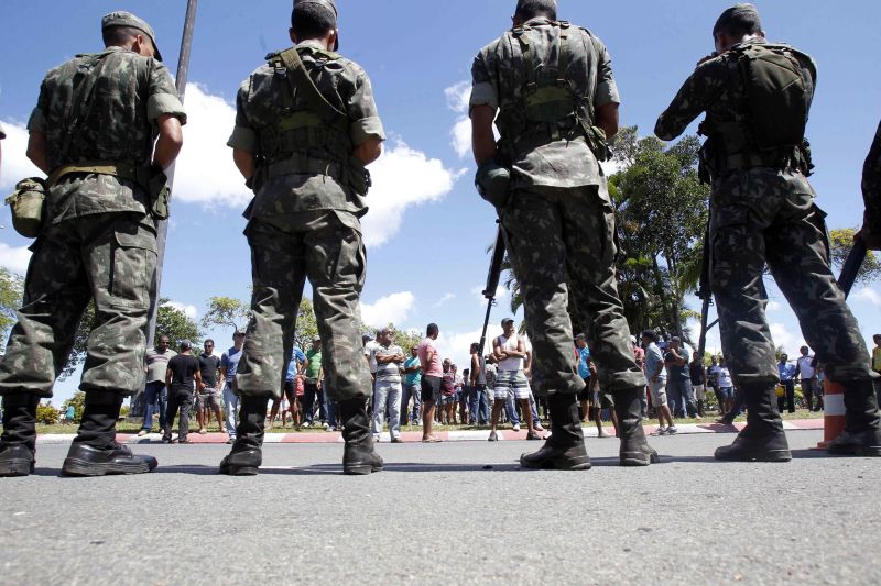 Soldados do Exército fazem cerco aos policiais militares em greve há nove dias na Assembleia Legislativa da Bahia: movimento deflagrou crise institucional que preocupa outros governadores | Lúcio Távora/Folhapress