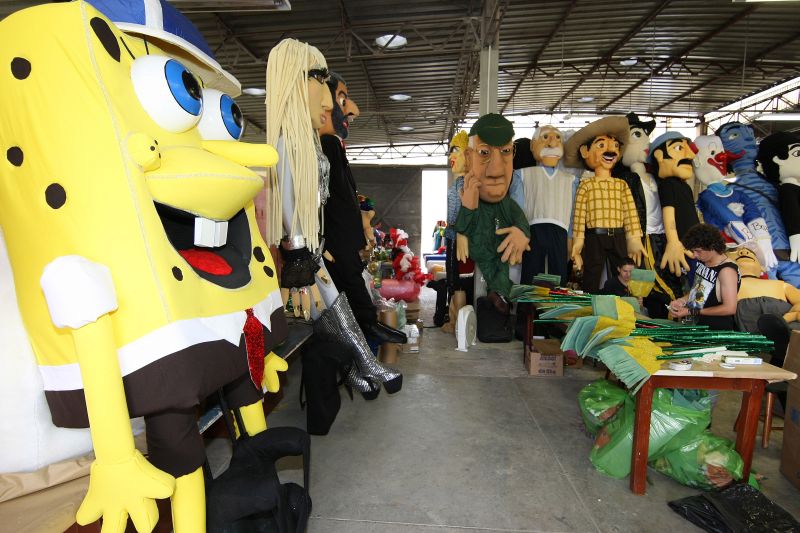 Desfile em São José dos Pinhais contará com 1,2 mil foliões, 35 bonecos gigantes e 25 gigantes-mirins | Ivonaldo Alexandre/Gazeta do Povo