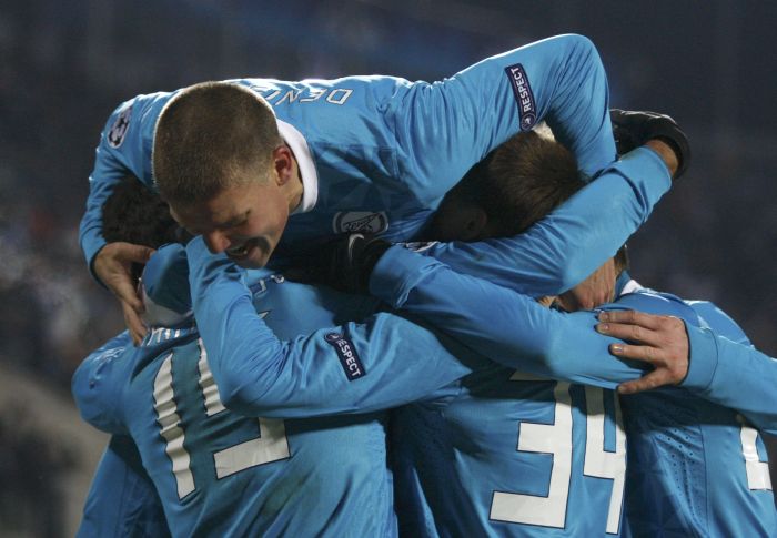Jogadores do Zenit comemoram o primeiro gol contra o Benfica, marcado por Shirokov | Reuters