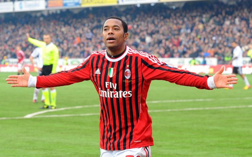 Milan vence com gol de Robinho e retoma ponta na Itália