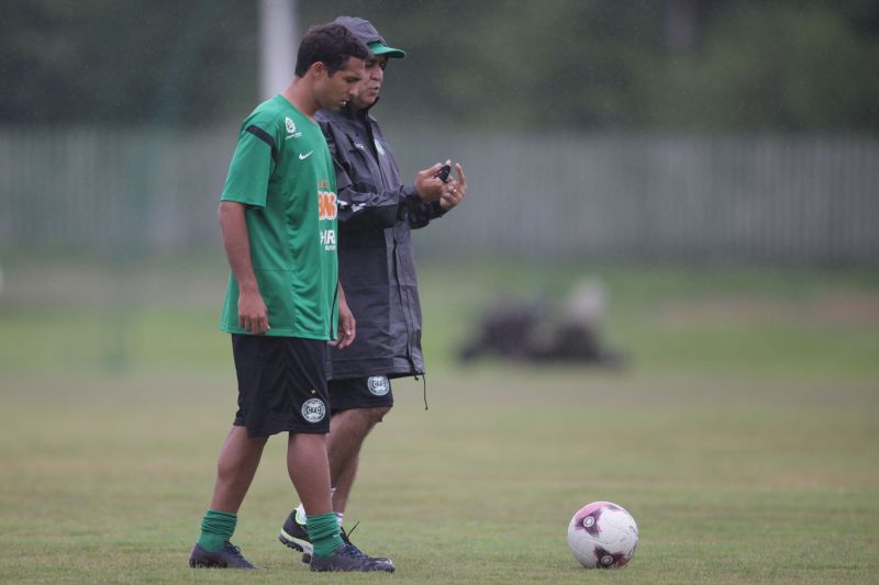 Técnico Marcelo Oliveira conversa com Davi, que retorna ao time | Allan Costa Pinto/ Tribuna do Paraná