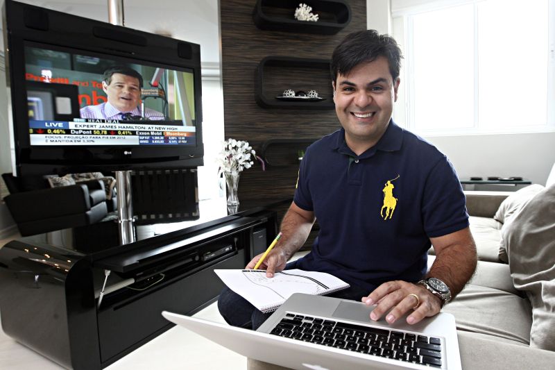 O dentista Leonardo Oliveira: investimento em fundos pelo home broker permite comparar tarifas e obter melhor resultado | Felipe Rosa/Gazeta do Povo