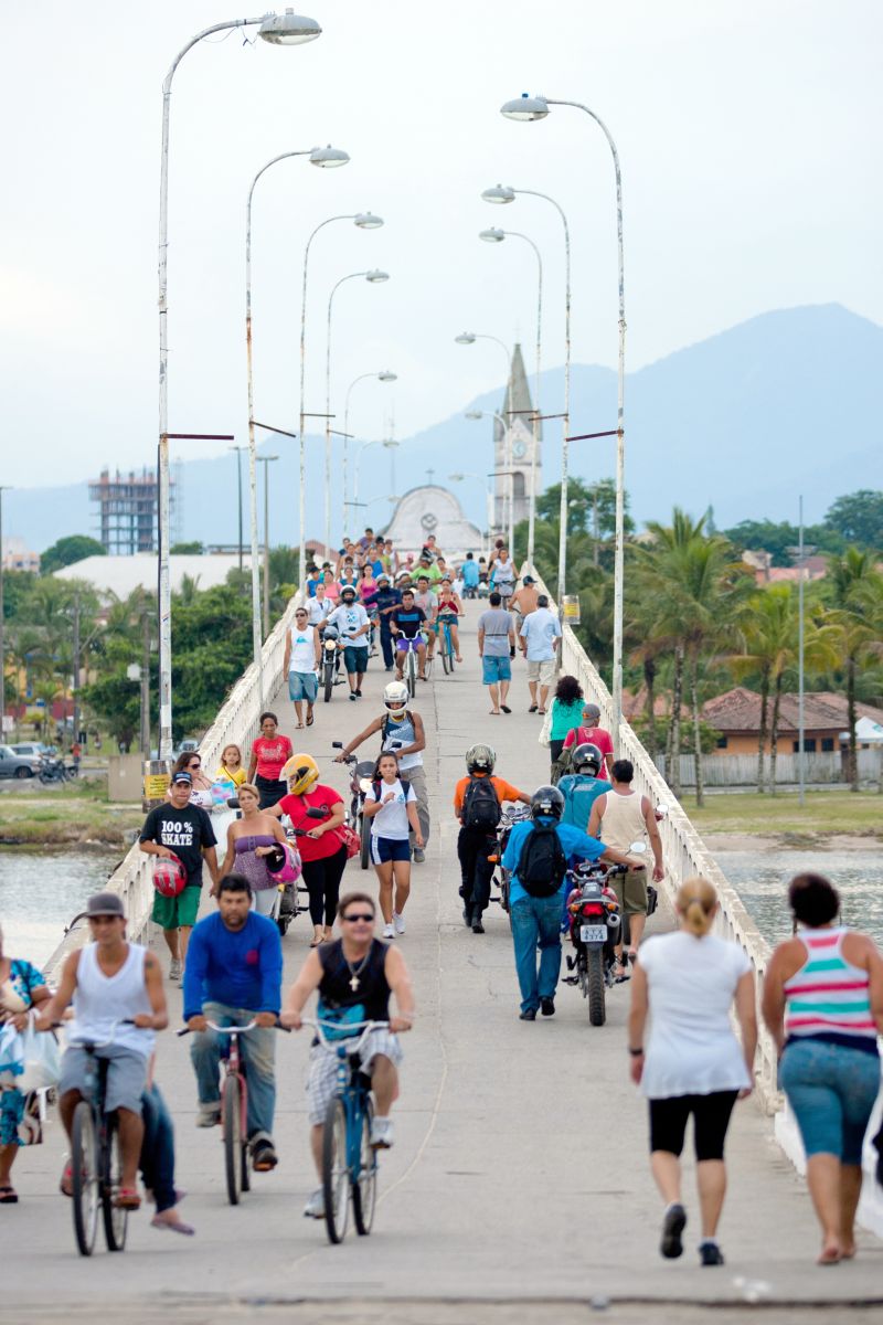 Única ligação ao continente, passarela alargada em 1994 dá vazão a pedestres, motos e bicicletas | Henry Milléo/Gazeta do Povo