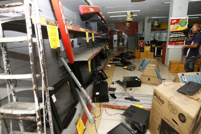 Eletrodomésticos e alimentos foram roubados por grupos numerosos que aproveitaram a noite para agir |