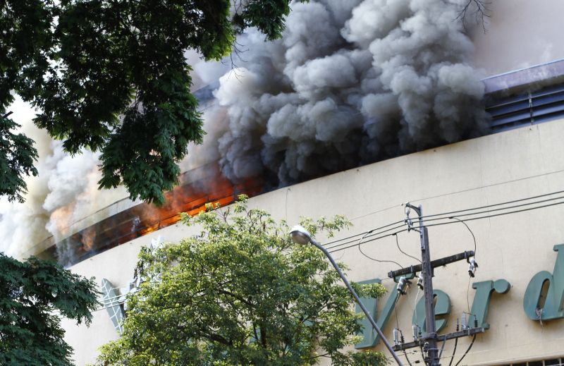 Indícios revelam que o incêncio do Cine Teatro Ouro Verde teria começado no segundo andar do edifício por volta das 16h30 | Daniel Costa/Jornal de Londrina