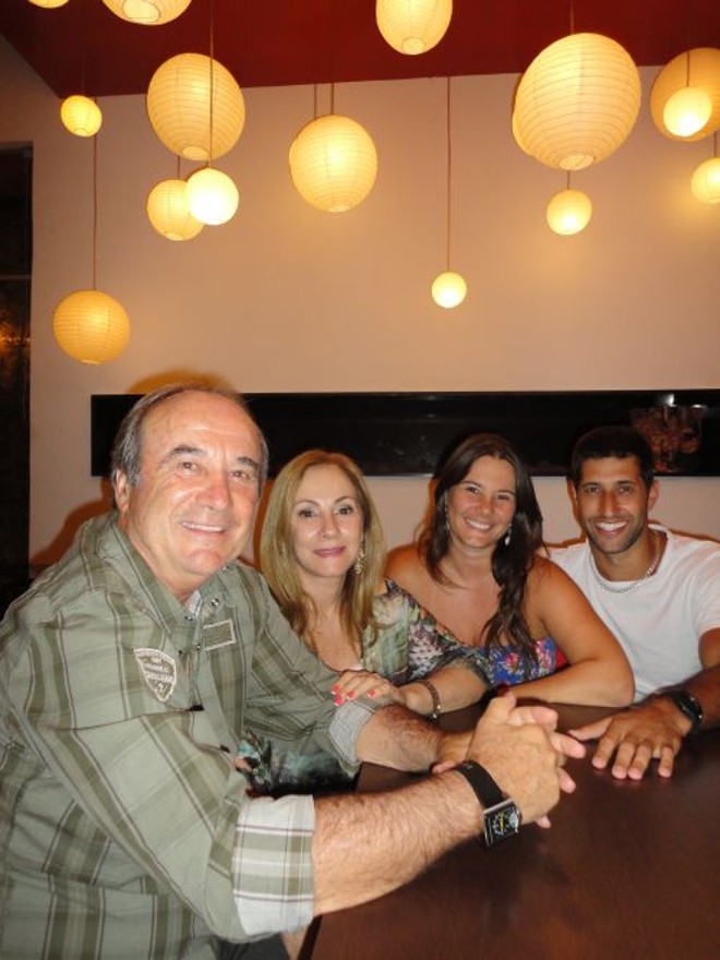 Depois de cinco anos trabalhando no Japão, o técnico Levir Culpi retornou a Curitiba. Ele pretende se dedicar a escrever um livro sobre sua bem sucedida carreira de treinador. Na quinta-feira, ele comemorou os três anos do seu restaurante japonês Azuki ao lado da mulher, Marília, da filha Mayra e do empresário Juliano Davila | 