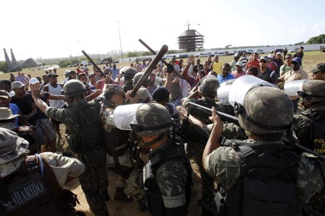 Polícia Federal entrou no tumulto para tentar cumprir 11 mandados de prisão contra líderes grevistas | 