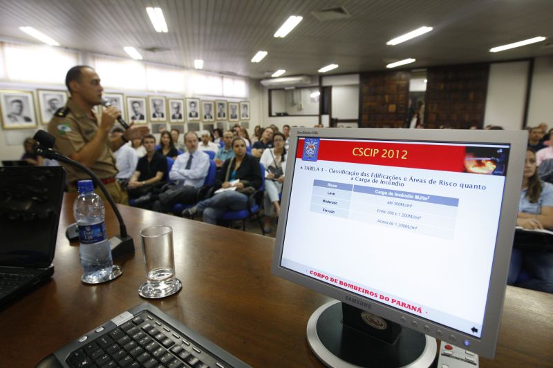 O major Baranoski explica as mudanças a uma platéia de engenheiros, empresários e arquitetos: aplicação das regras aumenta custos e gera polêmica | Daneil Castellano/Gazeta do Povo