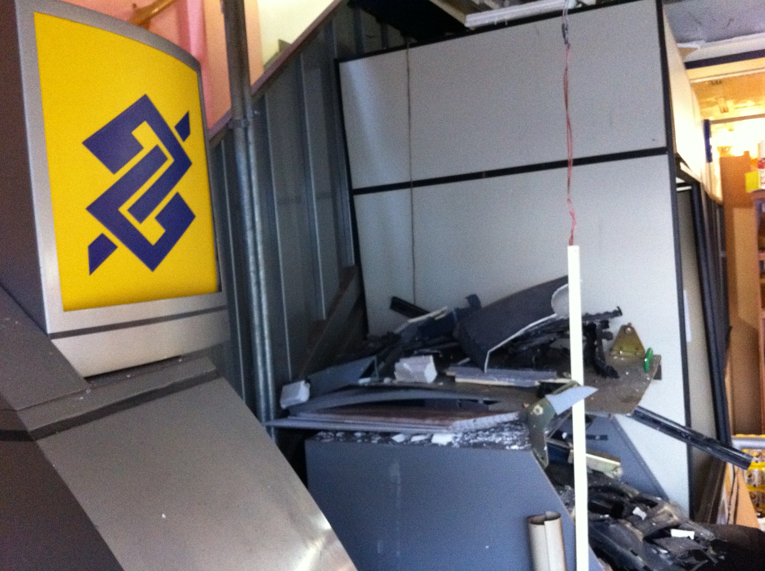 Explosão do caixa eletrônico do Banco do Brasil aconteceu dentro de um supermercado no centro | Divulgação