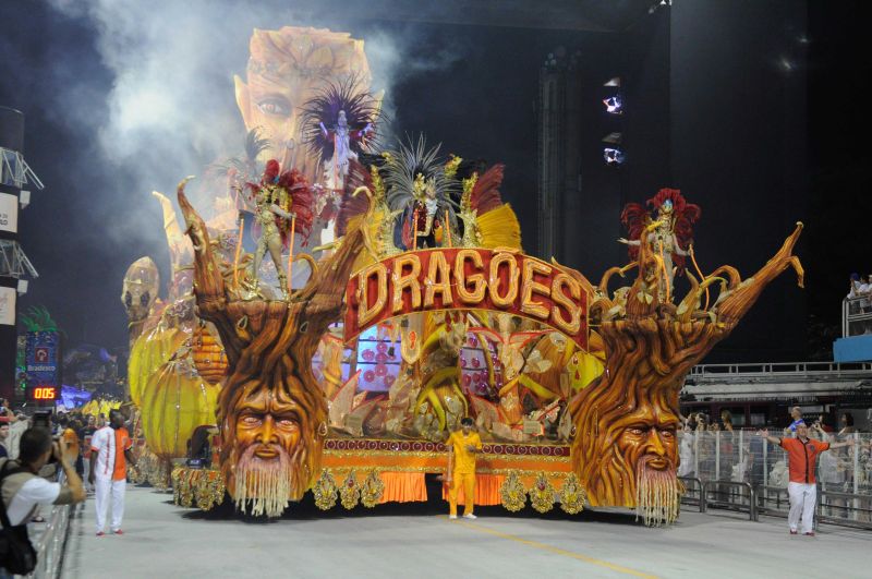 Carro abre-alas da Dragões da Real | Folhapress