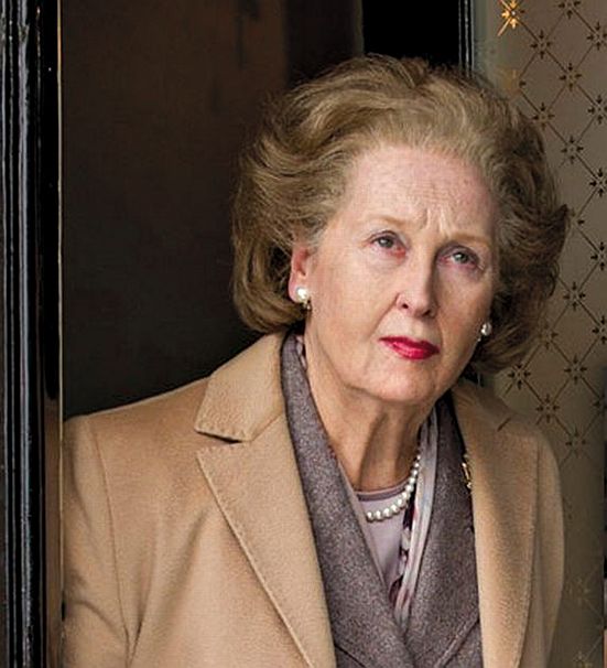 Meryl Streep como Margaret Thatcher idosa, em A Dama de Ferro: mesmo os poderosos são passageiros da vida | Divulgação