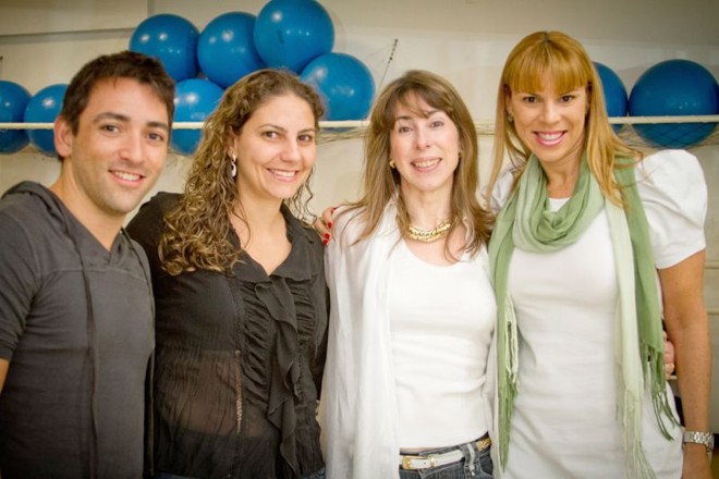 CERTIFICAÇÃO EM SAÚDE- Na última semana, a Companhia Athletica reuniu alunos da área de saúde para uma palestra sobre a certificação da Medical Fitness Association, processo que certifica academias que contam com estrutura e atendimento especializado a alunos que passam por tratamento médico e fazem exercícios por recomendação de saúde. Na ocasião, foram apresentados os critérios para que a academia receba a certificação, tendo sido a Companhia Athletica a única da América Latina convidada a fazer parte do processo. O gerente de Marketing e Contas Corporativas da academia, Igor Andrade; a psicóloga Roberta Flauzino; a endocrinologista Gleyne Diagini; e a sócia-diretora da academia em Curitiba, Melissa Crochiquia, comemoraram juntos o sucesso do encontro | 