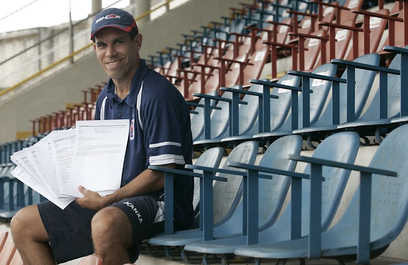Ricardinho mostra as 85 mensagens enviadas à Gazeta do Povo com perguntas de torcedores sobre seu trabalho de técnico à frente do Tricolor | Fotos: Marco André Lima/ Gazeta do Povo