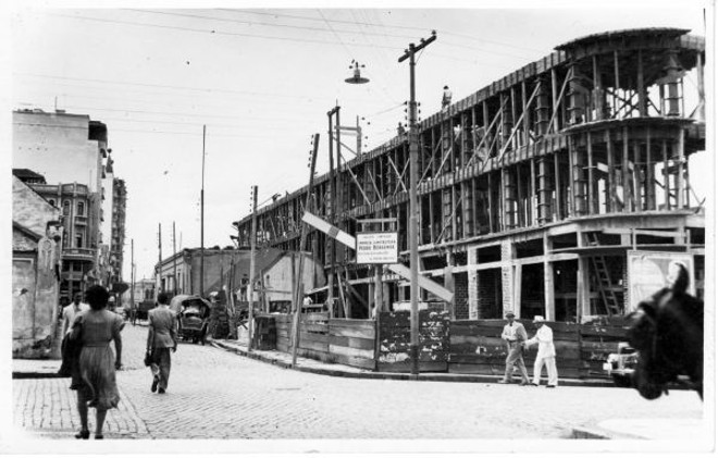 Rua Cruz Machado esquina com Dr. Murici. Em construção o prédio mais estreito de Curitiba, em 1940 | 