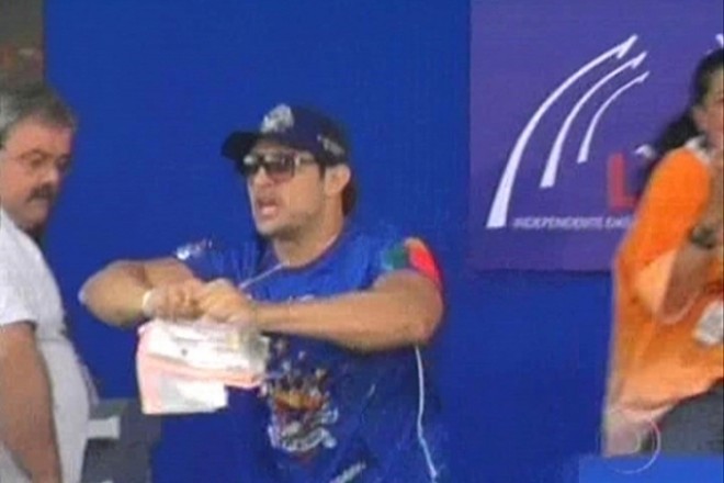 Homem rasgou o documento com as notas | 