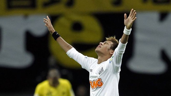 Neymar busca aprimorar a bola parada com o intuito de virar um jogador mais completo | Toru Hanai / Reuters