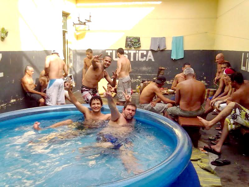 Festa dos presos na cadeia de Bandeirantes tinha churrasco, cerveja e até uma piscina iflável | Divulgação