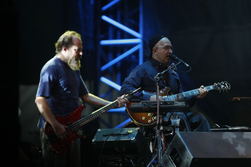 O trio Os Paralamas do Sucesso durante apresentação no festival Lupaluna, em 2011: hits estão garantidos no litoral | Jonathan Campos/Gazeta do Povo