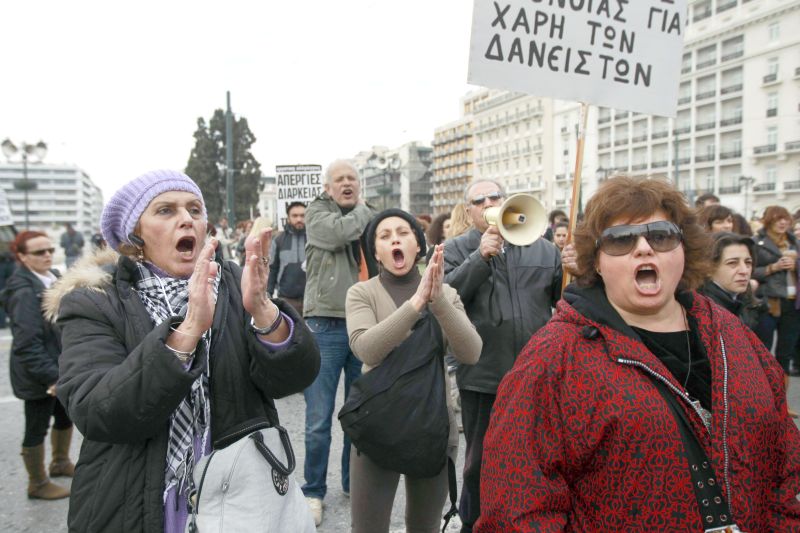 Funcionários do setor da saúde protestaram ontem contra os cortes nos gastos | JohnKolesidis/Reuters