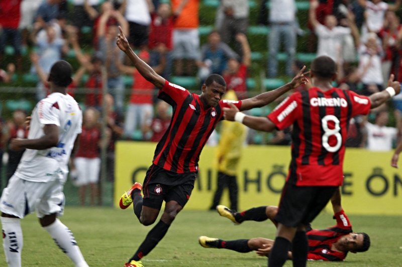 Com um belo chute, Marcelo fez o terceiro gol do Furacão | Albari Rosa / Gazeta do Povo