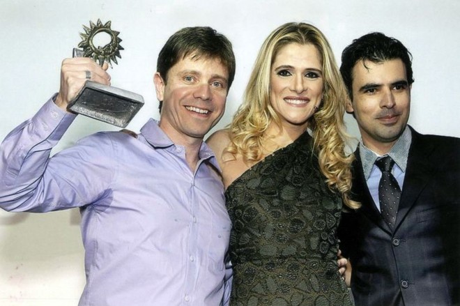 PELA TERCEIRA VEZ CONSECUTIVA- A Terremoto Propaganda acaba de ser premiada, pelo terceiro ano consecutivo, na 3ª edição do Prêmio GRPCOM de Criação, vencendo um ouro, um bronze e um Grand Prix em jornal, além de uma prata em internet. As campanhas foram criadas para o cliente Ecovia e foram veiculadas na Gazeta do Povo e no portal GRPCOM. O diretor da Terremoto e criador das peças, Ricardo Gandolfi, comemorou ao lado da atriz Ingrid Guimarães e do gerente de marketing de jornais da GRPCOM, Axeu Beluca | 