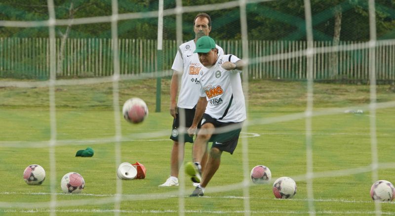 Da teoria para a prática: Marcelo Oliveira ensina os jogadores a bater no gol durante treino do CT da Graciosa | Daniel Castellano/ Gazeta do Povo