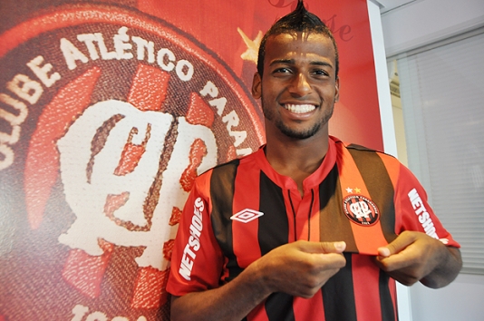 Atacante Léo vai reforçar o ataque atleticano | www.atleticopr.com.br
