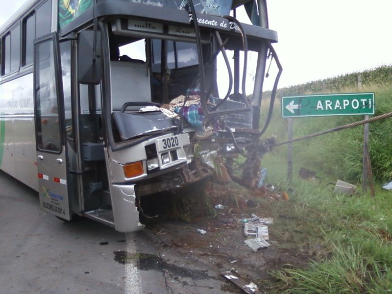 Acidente próximo à cidade de Ventania, nos Campos Gerais, ocorreu por volta das 9 horas desta quarta-feira (22). A maioria dos passageiros teve apenas escoriações leves | Gisele Selmer/arquivo pessoal