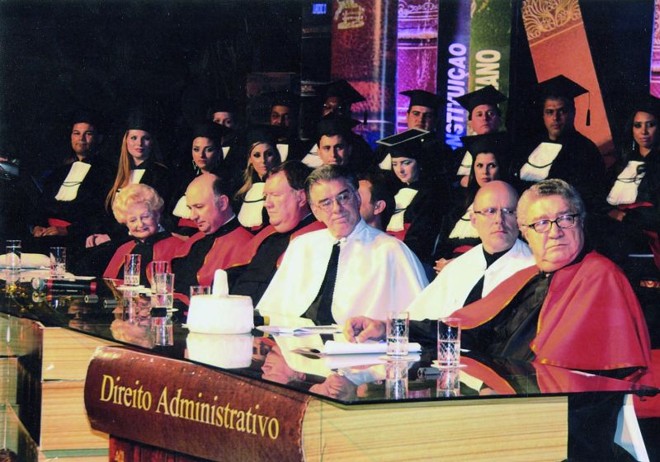 PRIMEIRA TURMA DE DIREITO DA FESP- A Fesp realizou a colação de grau de sua primeira turma do curso de Direito em expressiva solenidade, no auditório Oscar Joseph de Plácido e Silva, na sede da entidade. O jurista, que foi um dos fundadores da faculdade, há 75 anos, recebeu homenagem no evento, que contou ainda com discursos do paraninfo Sandro Marcos Castro de Araújo e do patrono Gilson Bonato. Na mesa, a presença do diretor-presidente, Antonio Carlos Morozowski, e dos diretores Carlos Eduardo de Athayde Guimarães, Luiz Fernando Costa, Marco Antonio Paludo e Elcio Calegari |