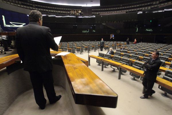 Nelson Marquezelli (PTB-SP) discursa para plenário quase vazio na Câmara | André Duzek/AE