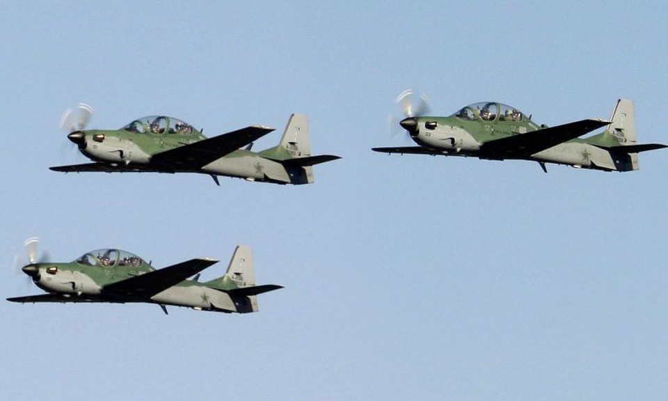 Imagem de arquivo mostra três Super Tucanos da Embraer | AFP PHOTO/EMBRAER