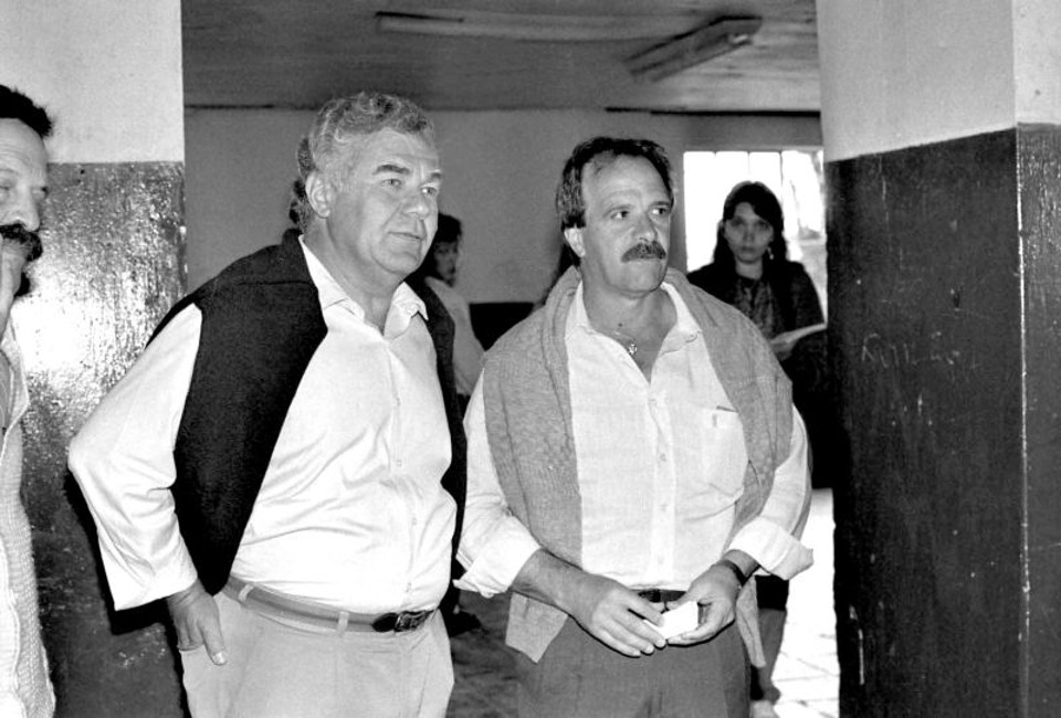 Jaime Lerner ao lado de Algaci Túlio, que desistiu de concorrer a prefeito e acabou virando vice. Outros dois candidatos Enéas Faria e Aírton Cordeiro também deixaram a disputa em favor de Lerner. O então candidato do PDT venceu o peemedebista Maurício Fruet com 48,5% dos votos contra 29,4% | Joao Bruschz /Arquivo Gazeta do Povo