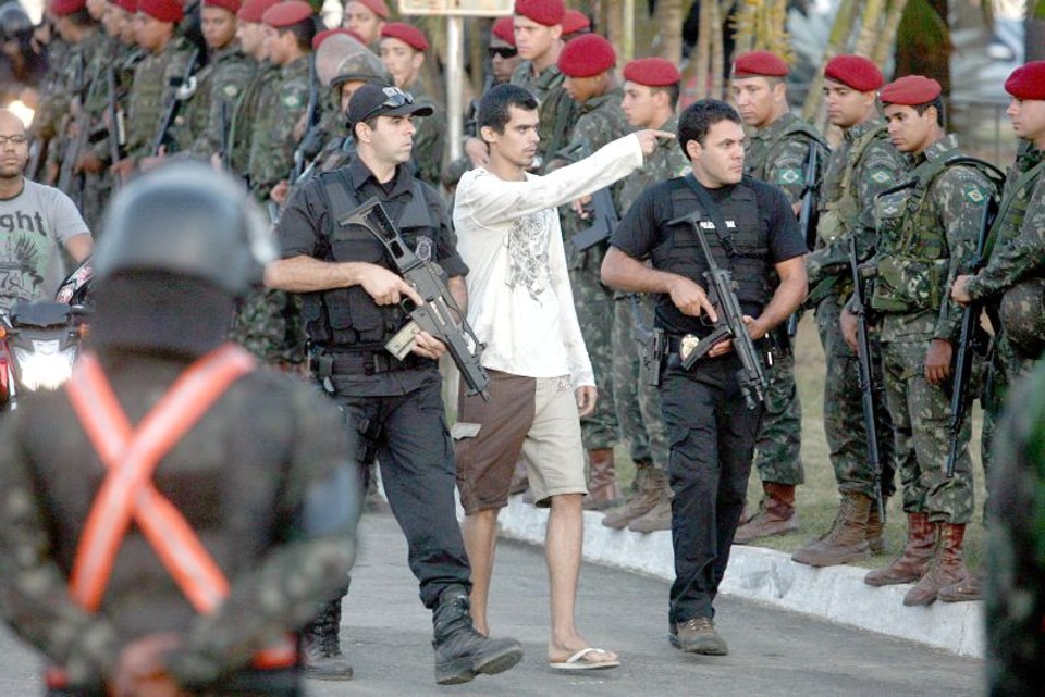 Um grupo de 245 grevistas abandonou o prédio do Legislativo baiano na manhã de ontem: líderes foram presos | Raul Spinasse/AE