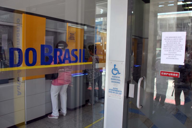 Agência do Banco do Brasil no Centro de Curitiba já avisava ontem que os saques seriam feitos só pelo autoatendimento | Walter Alves/ Gazeta do Povo