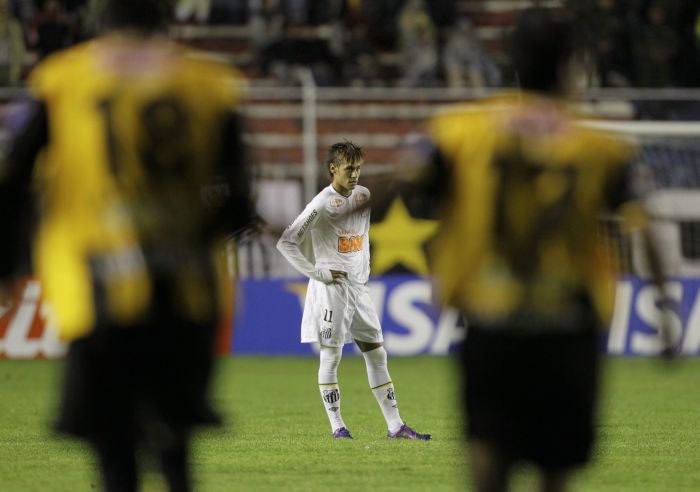 Neymar lamenta o tropeço santista diante do The Strongest, na Bolívia | David Mercado / Reuters