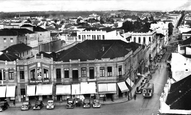 Vista da Praça Tiradentes e Rua Marechal Floriano com bonde, em 1940 | 
