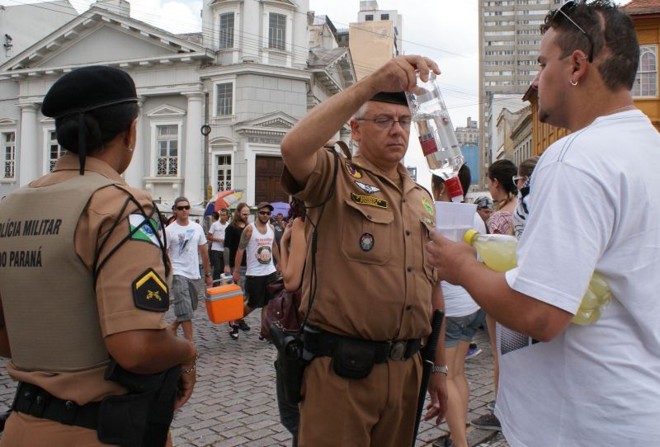 O consumo de bebidas em garrafas de vidro estava proibido | 