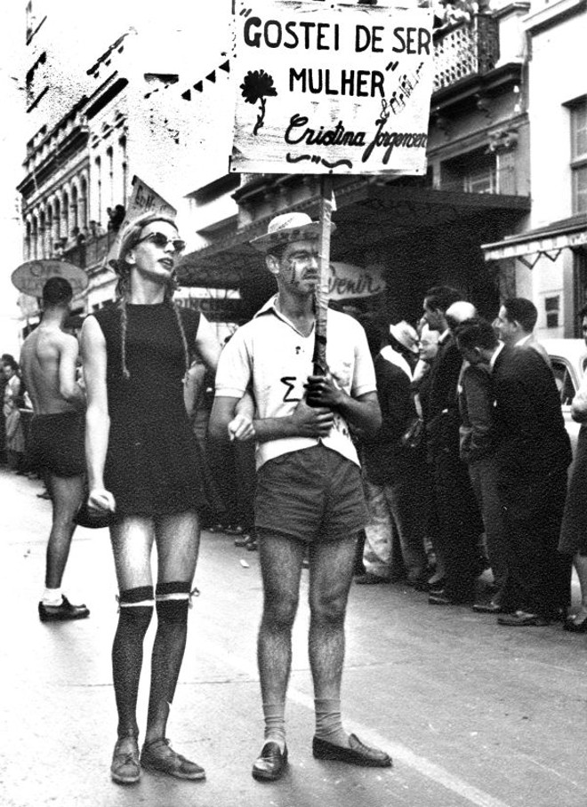 A irreverência estava nos trajes e no cartaz que estes calouros mostram no desfile de 1955 |