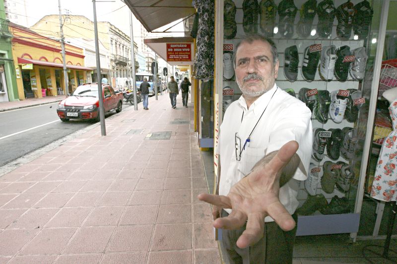 Chaim Jober, 58 anos, proprietário da Moda Mariam e vice-presidente da Associação dos Comerciantes e Moradores da Rua Riachuelo | Felipe Rosa/ Gazeta do Povo