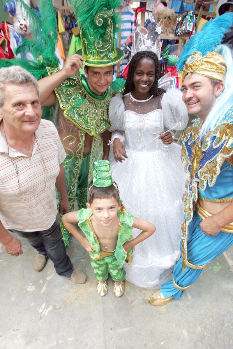 O carnavalesco José Reale (à esq.) ao lado da candidata à rainha Roseli Nascimento Souza e de outros passistas de Tibagi | Fotos: Josué Teixera/Gazeta do Povo
