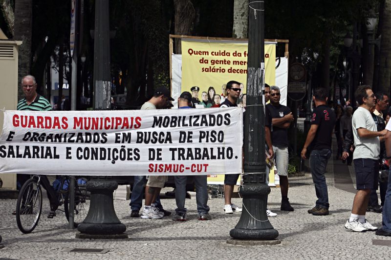 Manifestação reuniu guardas municipais no Centro de Curitiba nesta manhã | Felipe Rosa / Agência de Notícias Gazeta do Povo