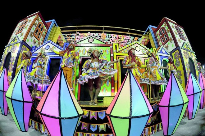Festas juninas do Nordeste também foram retratadas pela agremiação campeã do carnaval carioca |