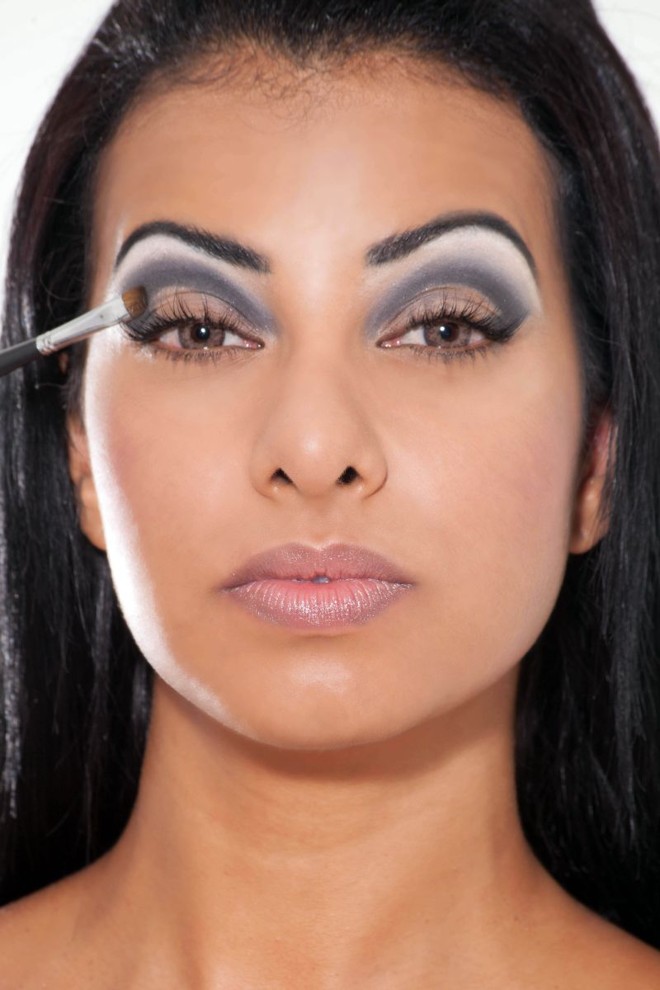 3º Passo:Marque a linha do côncavo com uma sombra preta opaca com a ajuda de um pincel franchado umedecido em água. Esfume com o pincel para obter um degradé sobre a sombra branca |